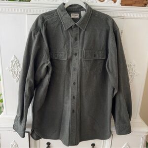 Vintage Y2K 2000’s LLBEAN Men’s Green
Long Sleeve Cotton Flannel Chamois Shirt